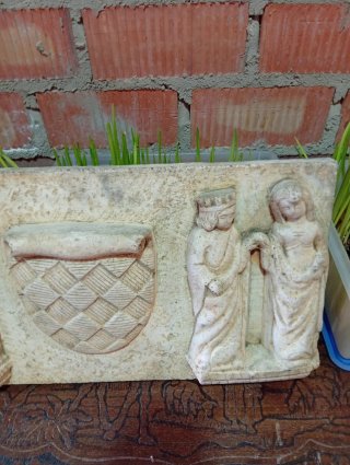 Panel relieve piedra artificial figuras y escudo