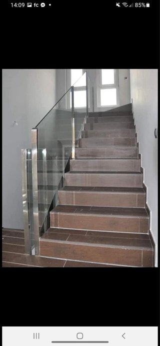Escaleras metálicas con barandillas