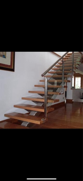 Escaleras metálicas con barandillas