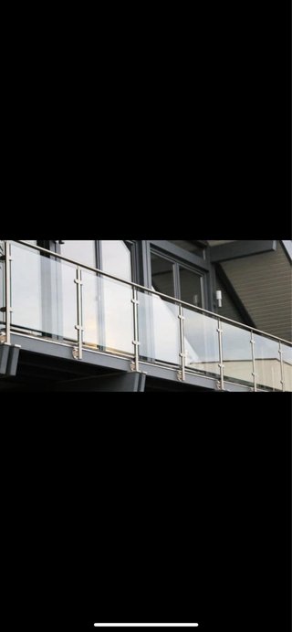 Escaleras metálicas con barandillas