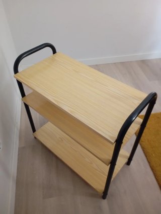 Estantería de madera y patas de metal