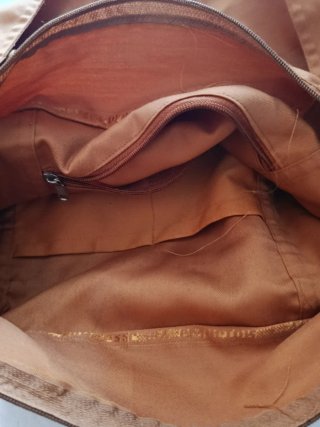 Bolso de tela ocre y dorado