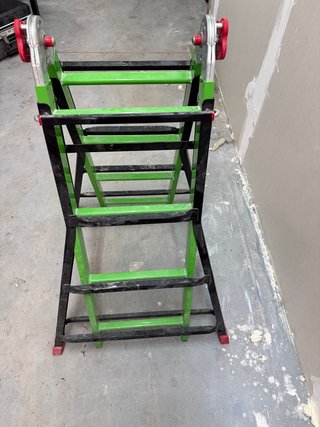 Escalera Plegable Verde y Negra