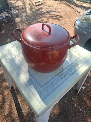 Grande pentola rossa con coperchio