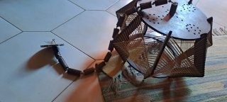 Lámpara rústica de madera y tela