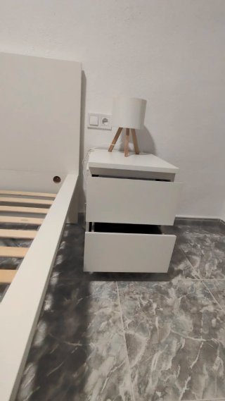 Cama blanca y somier color madera