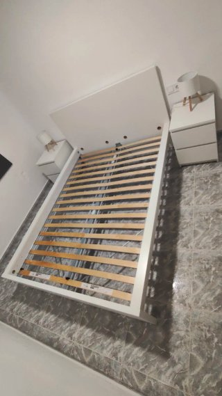 Cama blanca y somier color madera