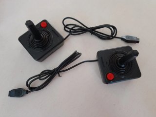 Consola 2600 Video Game System (con 96 juegos)