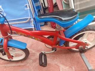 Bicicleta infantil roja y azul