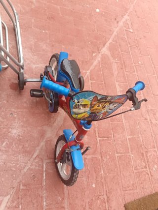 Bicicleta infantil roja y azul