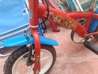 Bicicleta infantil roja y azul
