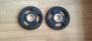 2 discos caucho 2.5 kg con agarre. 50 mm