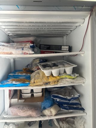 Congelador vertical plateado