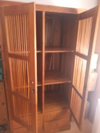 Armario de teca con puertas de celosía
