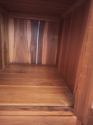 Armario de teca con puertas de celosía