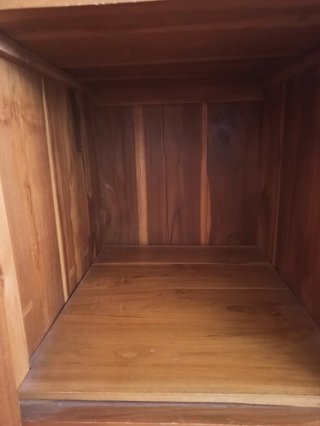 Armario de teca con puertas de celosía