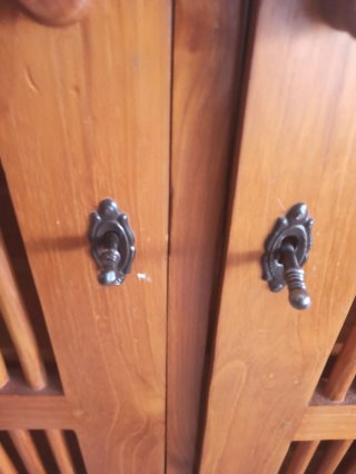 Armario de teca con puertas de celosía