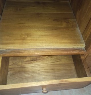 Armario de teca con puertas de celosía