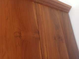 Armario de teca con puertas de celosía