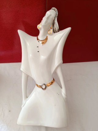 Figura mujer porcelana dorada