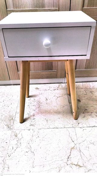 Mesita de noche blanca y madera