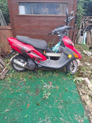 Honda 50cc Scooter Roja y Negra