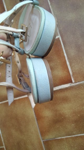 Sandalias Lodi Beige y Verde Tachuelas