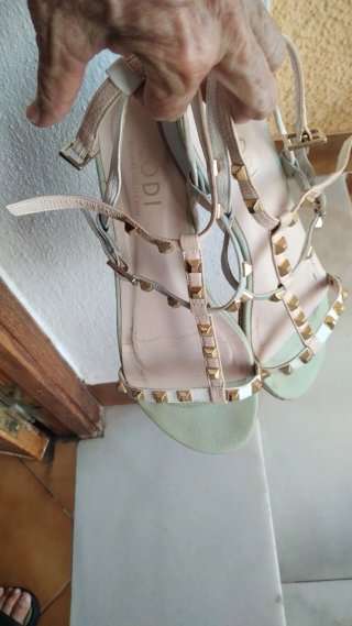 Sandalias Lodi Beige y Verde Tachuelas
