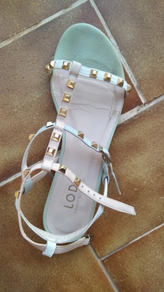 Sandalias Lodi Beige y Verde Tachuelas