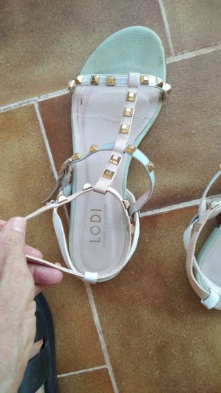 Sandalias Lodi Beige y Verde Tachuelas