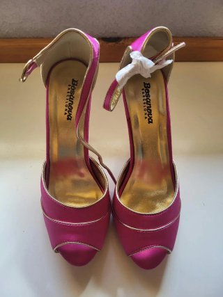 Zapatos tacón fucsia.