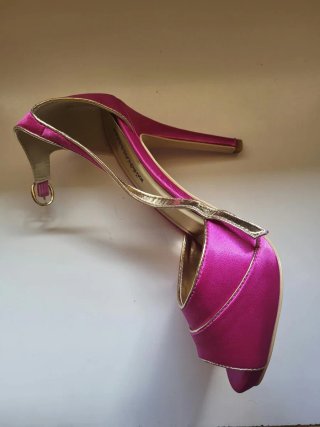 Zapatos tacón fucsia.