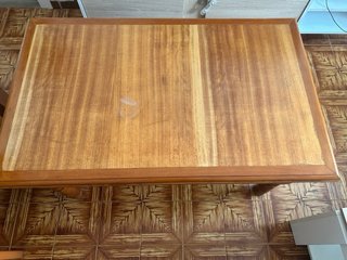 Mesa de madera marrón