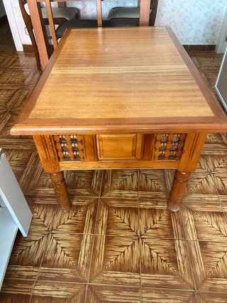 Mesa de madera marrón