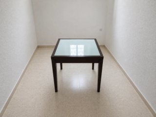 Mesa de comedor de madera y cristal