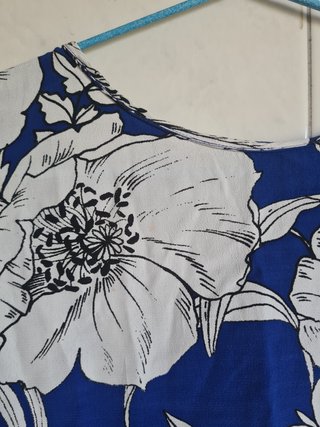 Blusa floral Zara basic azul y blanca talla S