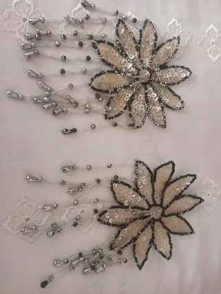Applique ricamata dorata con fiori