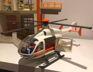 Hospital Playmobil 6657 + Ambulancia + Helicóptero
