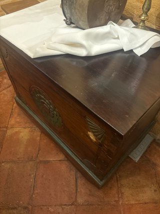 Mueble de madera con detalles verdes