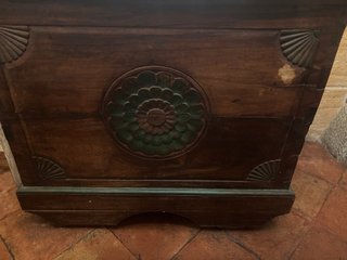 Mueble de madera con detalles verdes