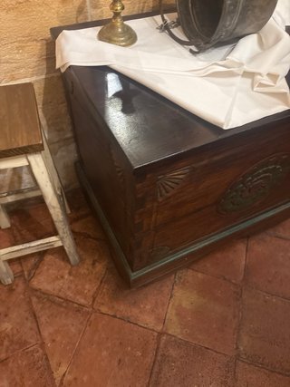 Mueble de madera con detalles verdes