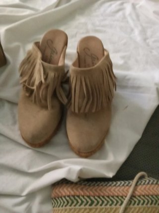 Zapatos de piel beige con flecos