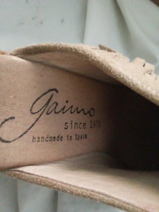 Zapatos de piel beige con flecos