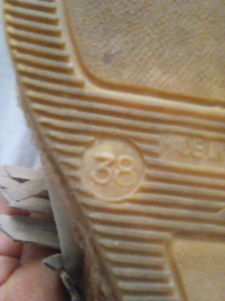 Zapatos de piel beige con flecos