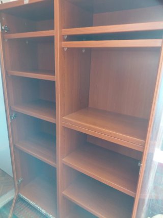 Librería de madera y cristal