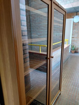 Librería de madera y cristal