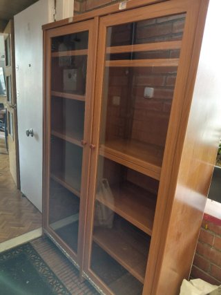 Librería de madera y cristal