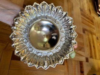 Frutero de metal con asas de delfín