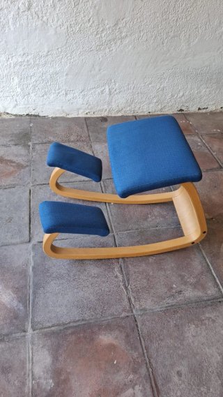 Silla ergonómica de rodillas marca Stocke (Sueca)