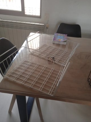 Scaffali metallici neri e bianchi, 4 unità